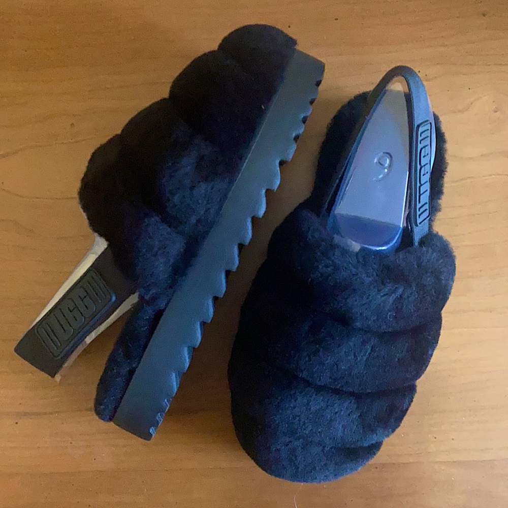 UGG fluff yeah slide size 6 in black lamb